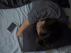 Телефонот до главата додека спиете му штети на мозокот