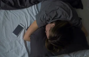 Телефонот до главата додека спиете му штети на мозокот