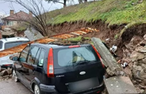 Срушен потпорен ѕид кај клиничка болница Штип, згмечени две возила