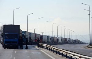 Товарниот сообраќај денеска запира точно во 12.00, камионџиите на блокади на граничните премини