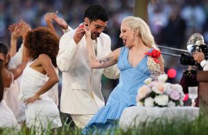 ТРАМП ЗА ПОРТОРИКАНСКИОТ ПЕЈАЧ БЕД БАНИ НА СУПЕРБОУЛОТ, КАЖА ДЕКА БЕШЕ НАВРЕДА ЗА АМЕРИКА