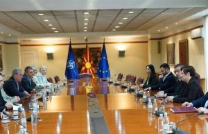 ДОДЕКА РАБОТНИЦИТЕ ВО ПРИВАТНИОТ СЕКТОР ЧЕКААТ ПОКАЧУВАЊЕ НА ПЛАТА, ДРЖАВНИТЕ АДМИНИСТРАТИВЦИ ГО ДОБИЈА