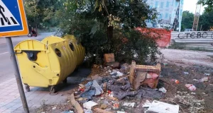 Хиподром и влезовите во Скопје сè уште потонати во ѓубре – граѓаните бараат итно решение